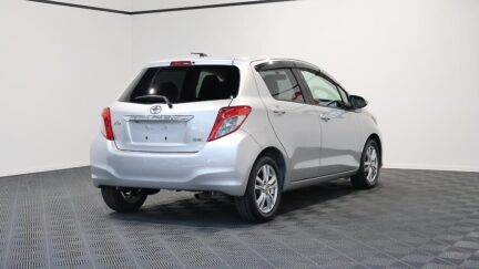 Toyota Vitz Alloy Wheels, Heated Seats image 311967