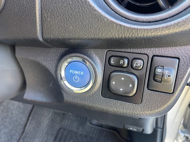 2017 Toyota Vitz Hybrid F image 285182