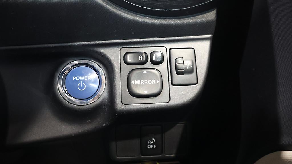 Toyota Aqua G Model/ Push Start/ Reverse Camera/ Alloy Wheels/ Hybrid image 313301