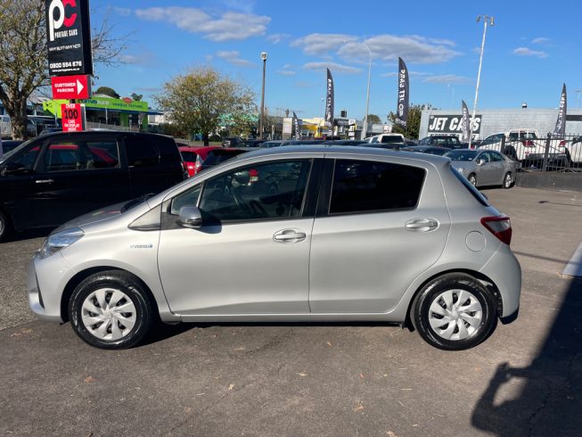 2017 Toyota Vitz Hybrid F image 285175