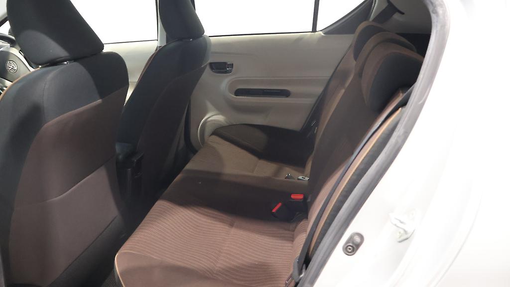 Toyota Aqua G Model/ Push Start/ Reverse Camera/ Alloy Wheels/ Hybrid image 313296