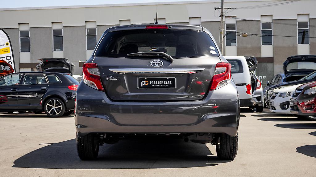 Toyota Vitz F model, Push start image 316681