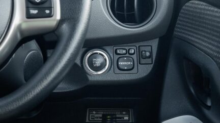 Toyota Vitz F model, Push start image 316690