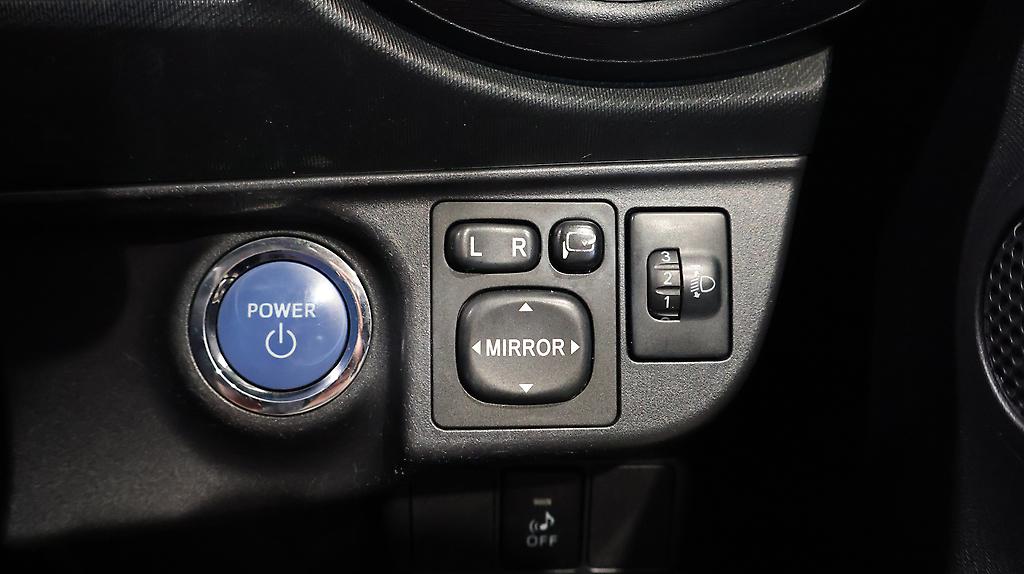 Toyota Aqua G Model, Push Start, Reverse Camera, Low KMS image 318919