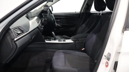 Bmw 320i Low KMs Sedan image 308770