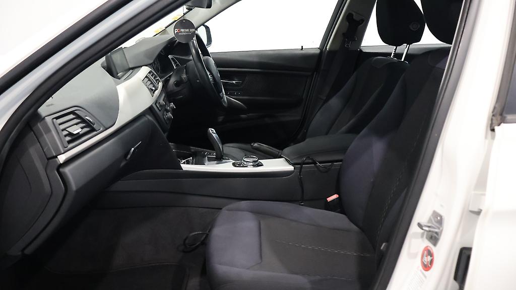 Bmw 320i Low KMs Sedan image 308770