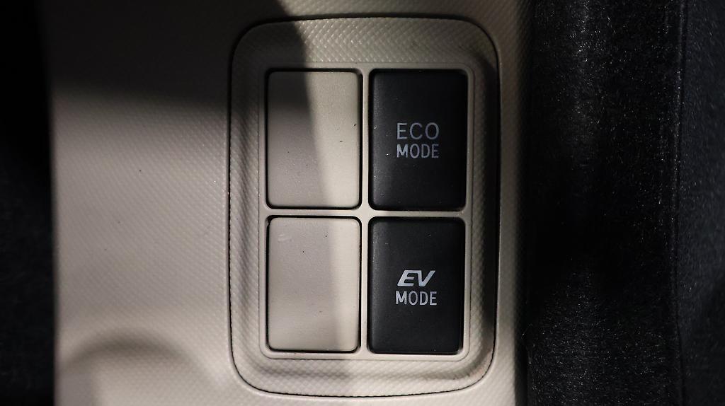 Toyota Aqua G Model, Push Start, Reverse Camera, Low KMS image 318923