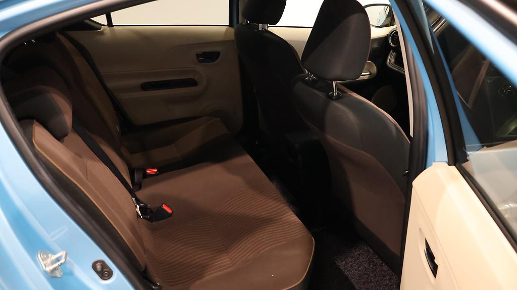 Toyota Aqua G Model, Push Start, Reverse Camera, Low KMS image 318915