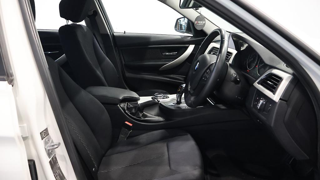 Bmw 320i Low KMs Sedan image 308769