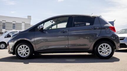 Toyota Vitz F model, Push start image 316680