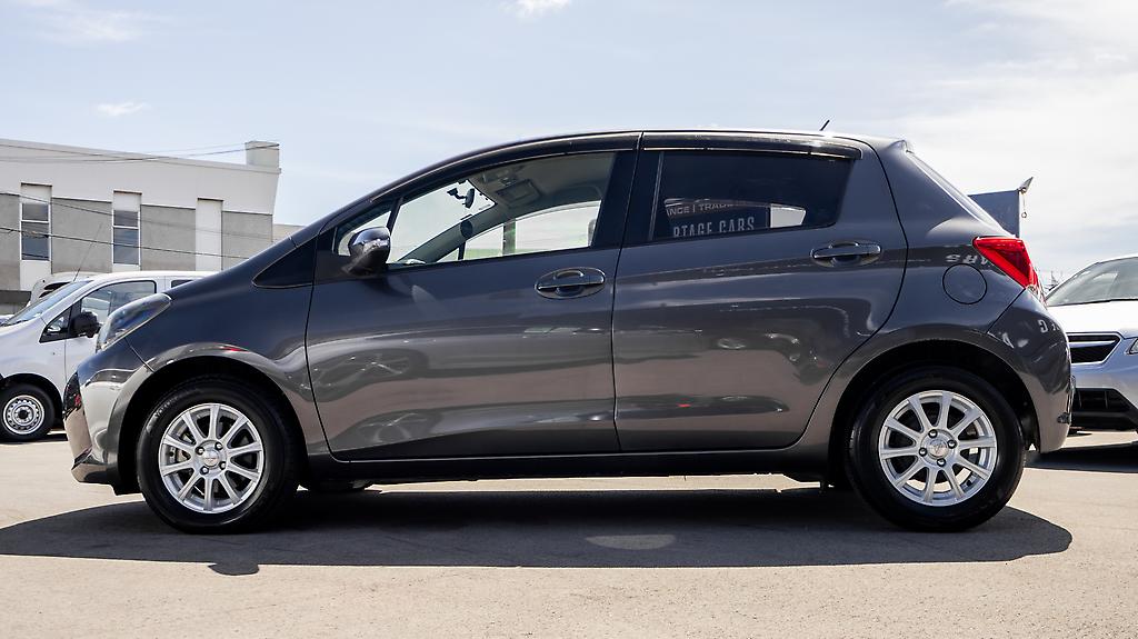 Toyota Vitz F model, Push start image 316680