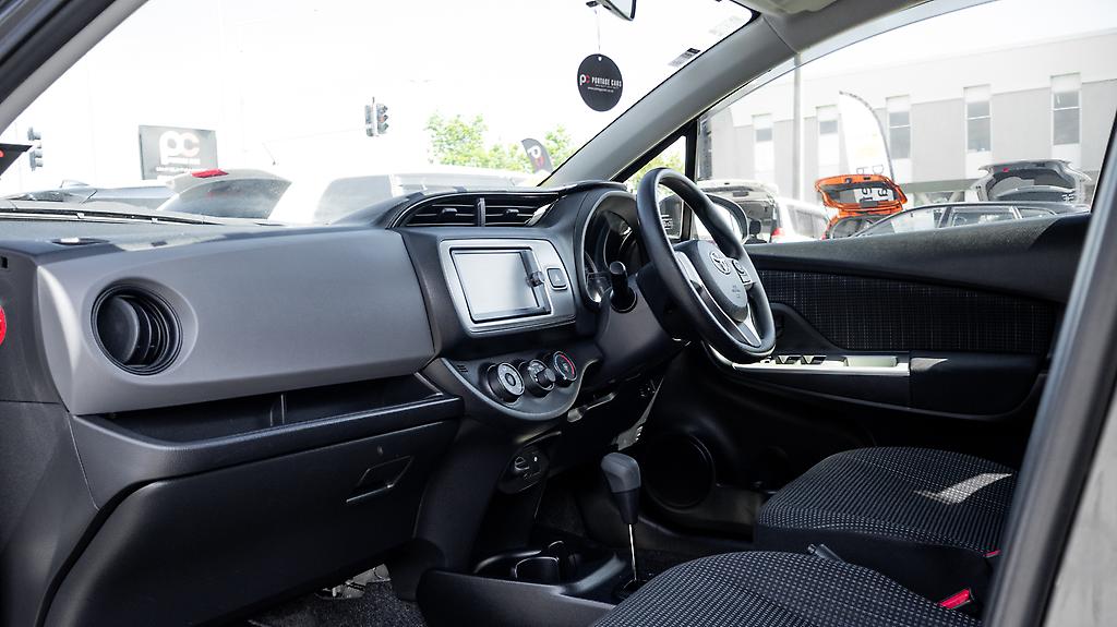 Toyota Vitz F model, Push start image 316695