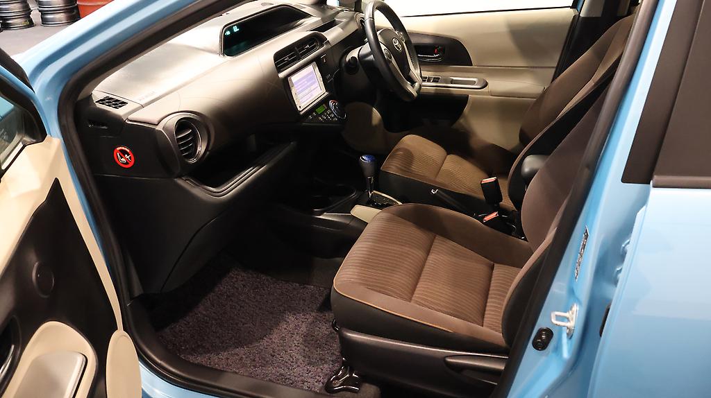 Toyota Aqua G Model, Push Start, Reverse Camera, Low KMS image 318914