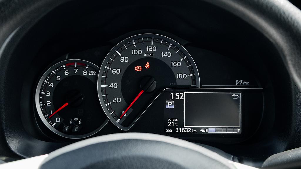 Toyota Vitz F model, Push start image 316684