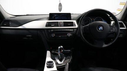 Bmw 320i Low KMs Sedan image 308773