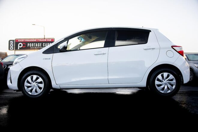 2017 Toyota Vitz F model Hybrid, Push start image 296630