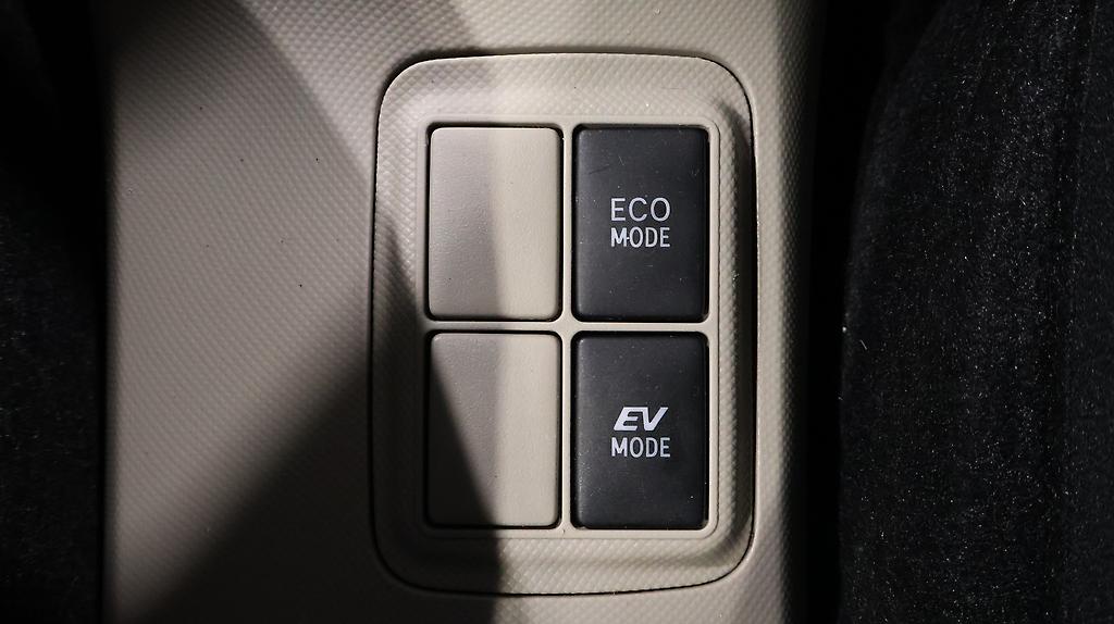 Toyota Aqua G Model Push Start and Reversing Camera image 314841