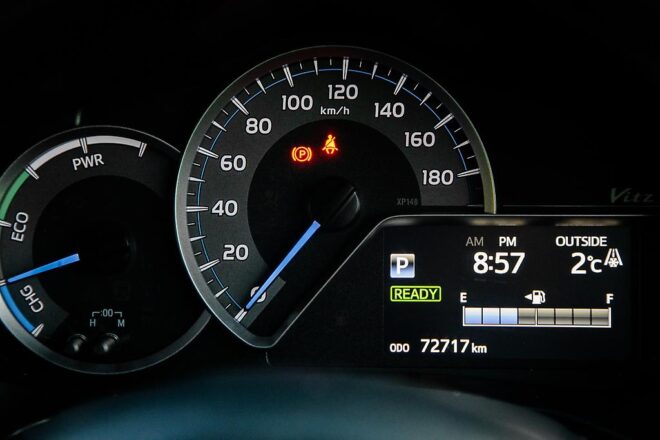 2017 Toyota Vitz F model Hybrid, Push start image 296641