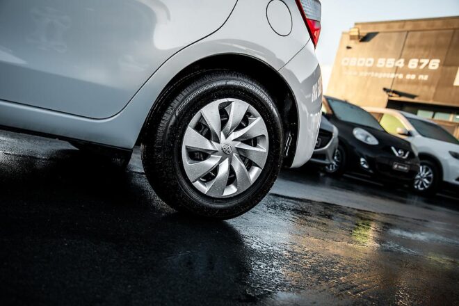 2017 Toyota Vitz F model Hybrid, Push start image 296633