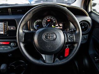 2017 Toyota Vitz F model Hybrid, Push start image 296642