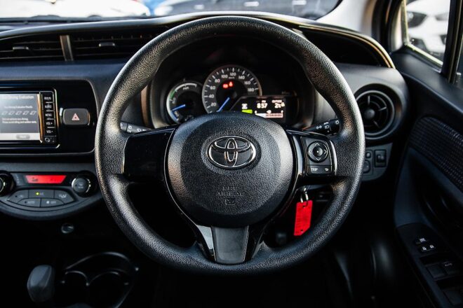 2017 Toyota Vitz F model Hybrid, Push start image 296642