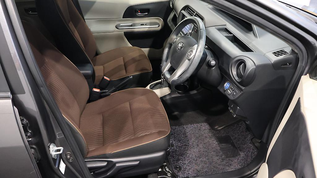 Toyota Aqua G Model Push Start and Reversing Camera image 314832