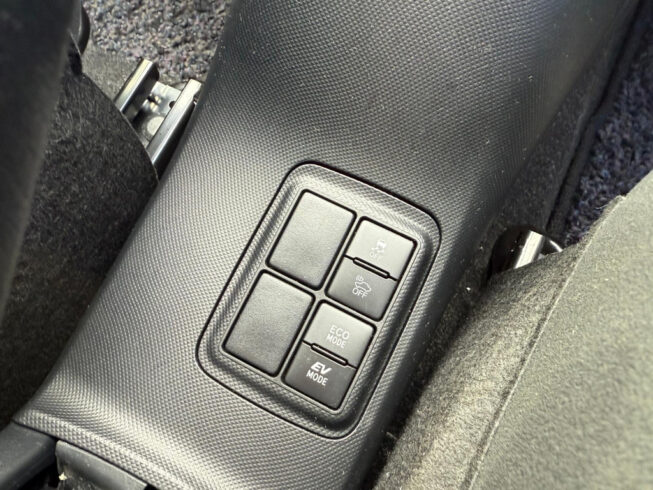 2016 Toyota Aqua Ecomonical Hybrid with Low KMs and Alloy Wheels image 295854