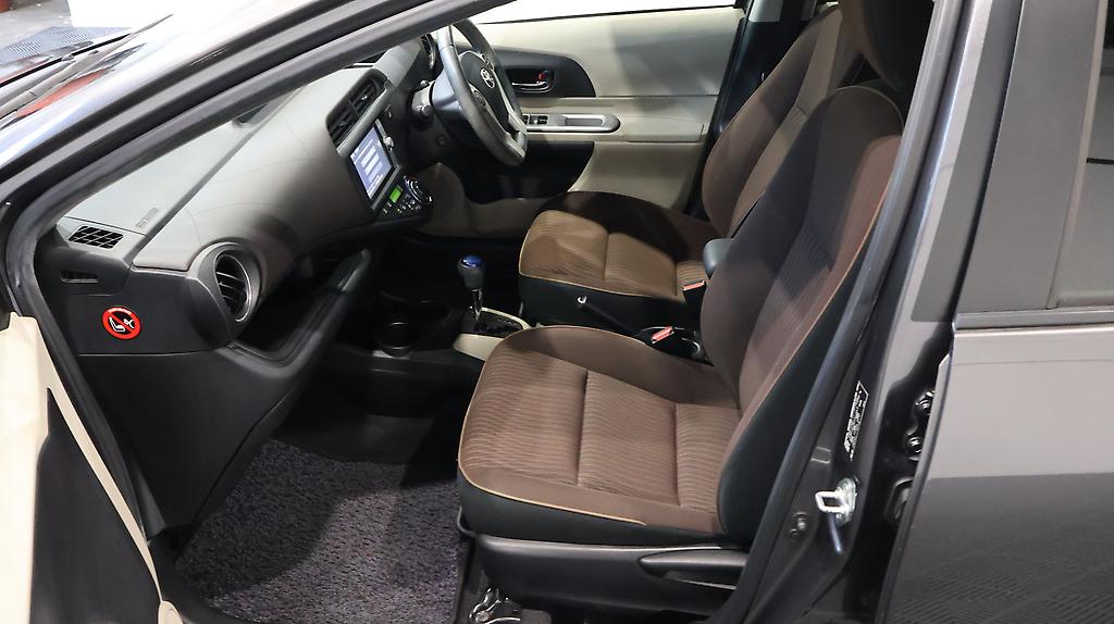 Toyota Aqua G Model Push Start and Reversing Camera image 314829