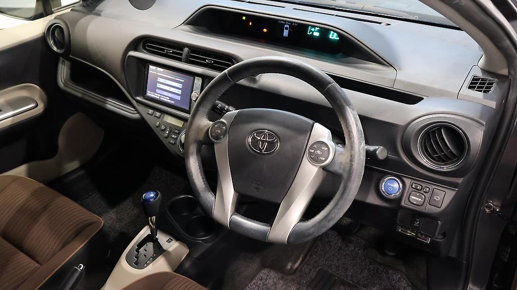 Toyota Aqua G Model Push Start and Reversing Camera image 314833