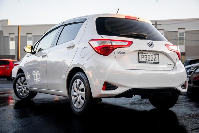 2017 Toyota Vitz F model Hybrid, Push start image 296631