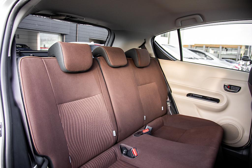 Toyota Aqua G model , Push Start, Reverse Camera image 300096