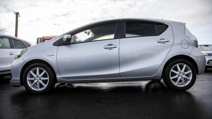 Toyota Aqua G model , Push Start, Reverse Camera image 300089