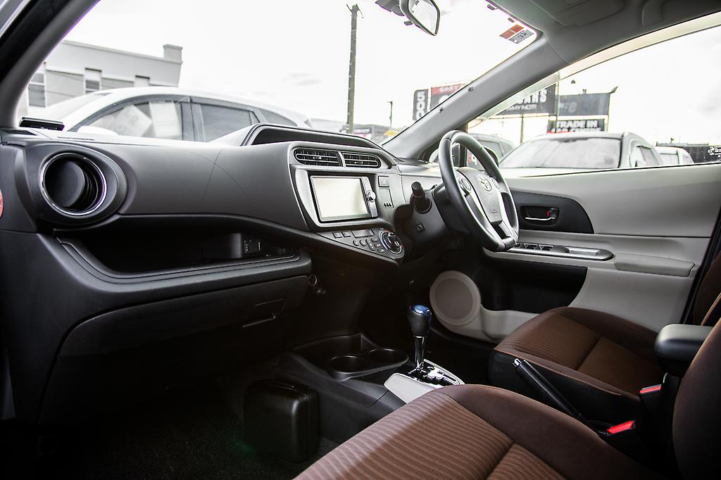 Toyota Aqua G model , Push Start, Reverse Camera image 300105