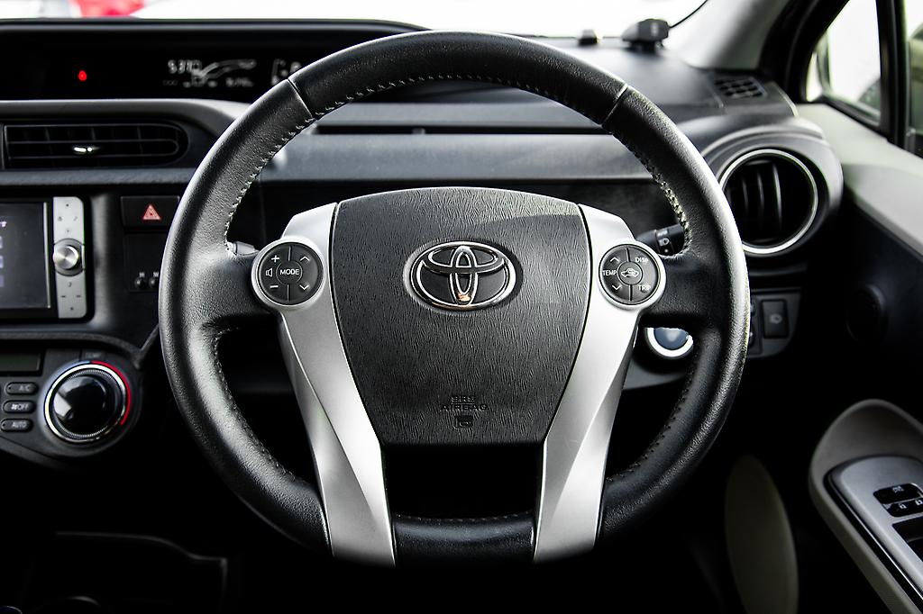 Toyota Aqua G model , Push Start, Reverse Camera image 300100