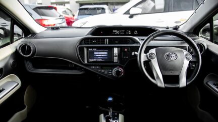 Toyota Aqua G model , Push Start, Reverse Camera image 300093