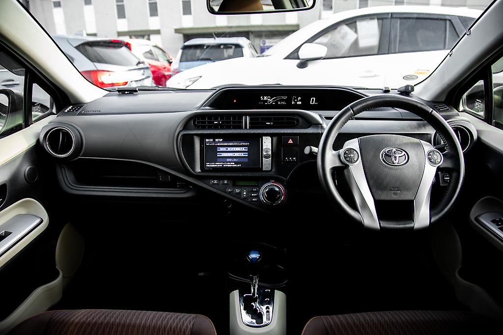 Toyota Aqua G model , Push Start, Reverse Camera image 300093