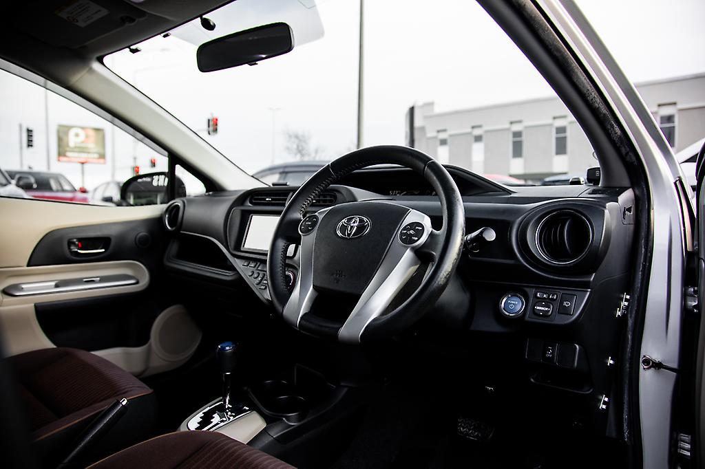 Toyota Aqua G model , Push Start, Reverse Camera image 300098