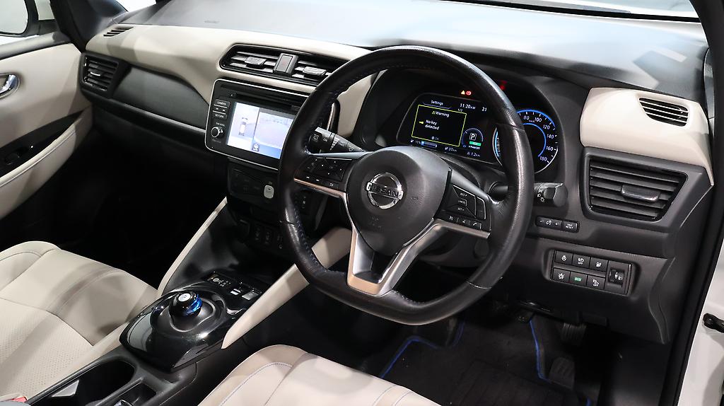 Nissan Leaf X Model, 84.6% SOH, Cruise control image 318539