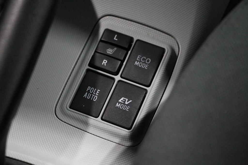 Toyota Aqua S Smart Entry Pkg, Push Start, Reverse Camera, Heated Seats image 308033