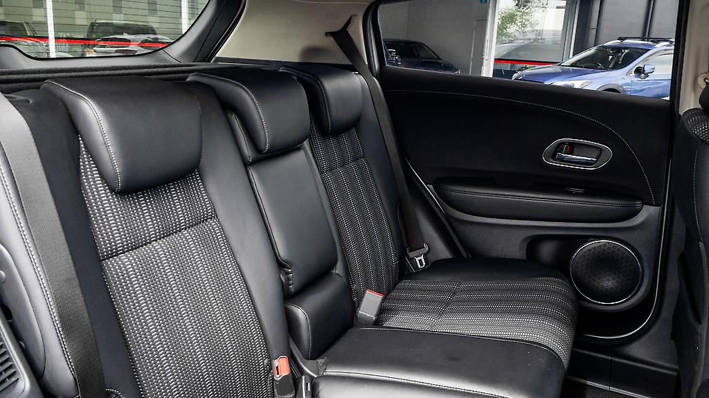 Honda Vezel Hybrid Z Top Spec, Half Leather, Reverse camera image 305013