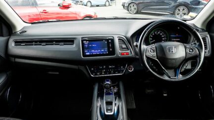 Honda Vezel Hybrid Z Top Spec, Half Leather, Reverse camera image 305011