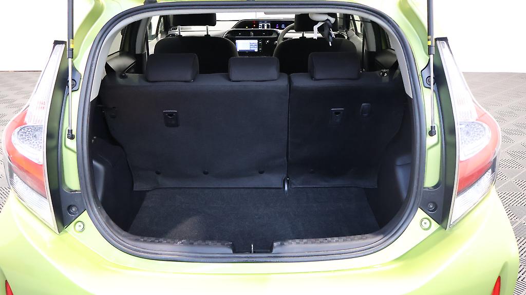 Toyota Aqua S Model, Push Start, Lane Departure Warning – Auto Headlights image 304176