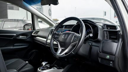 Honda Fit Hybrid L-Package image 318944