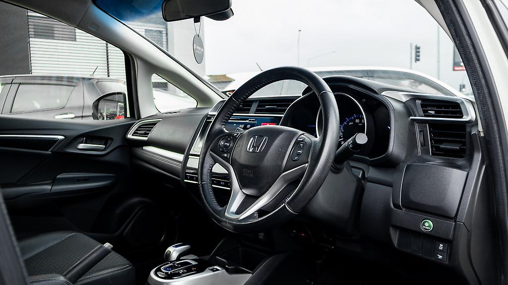 Honda Fit Hybrid L-Package image 318944