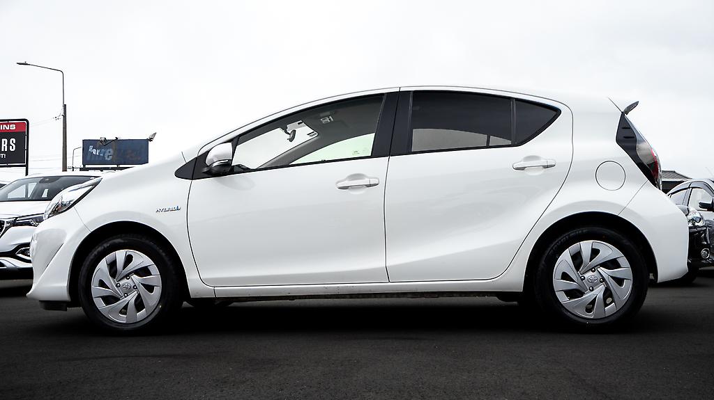 Toyota Aqua S Model , Reverse Camera, Push Start image 304288