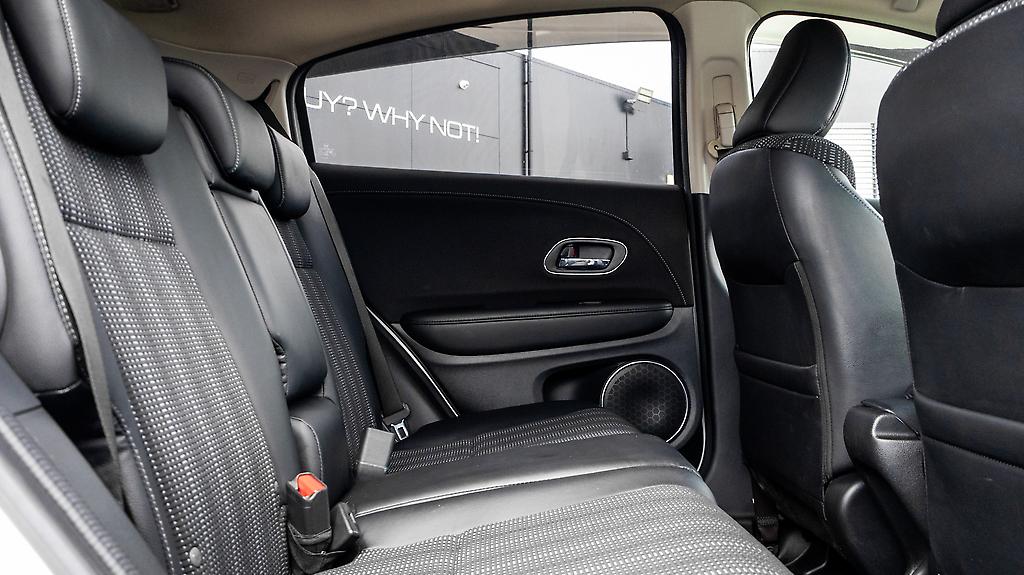 Honda Vezel Hybrid Z Top Spec, Half Leather, Reverse camera image 305012