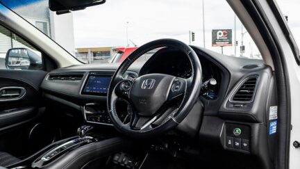Honda Vezel Hybrid Z Top Spec, Half Leather, Reverse camera image 305015