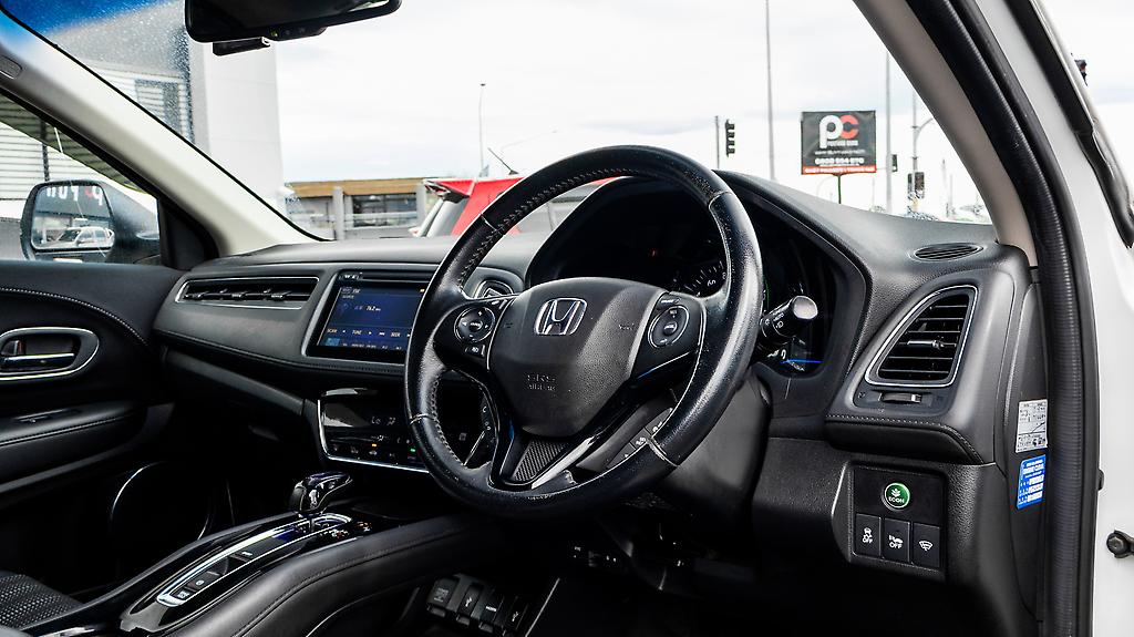 Honda Vezel Hybrid Z Top Spec, Half Leather, Reverse camera image 305015