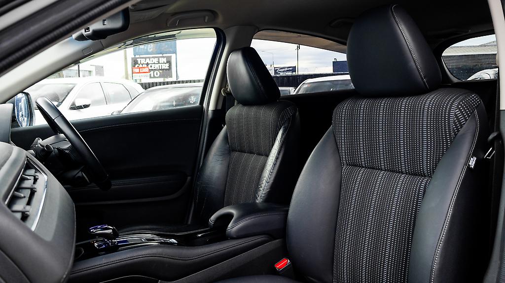 Honda Vezel Hybrid Z Top Spec, Half Leather, Reverse camera image 305023