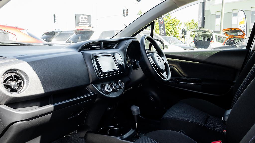 Toyota Vitz F model, Push start image 316889